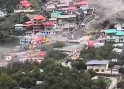 India, nubifragio nella regione montuosa dell'Uttarakhand, valanga di acqua e fango travolge città di Dharali, almeno 4 morti e 50 dispersi - VIDEO