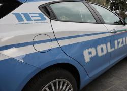 La Spezia, sfregia la convivente al volto con una coltellata, i passanti lo inseguono e rischia il linciaggio