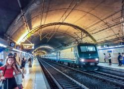 Sanremo, giovani in stato di ebbrezza bloccano un treno in stazione, il questore firma il foglio di via