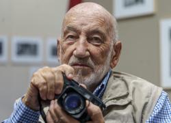 Addio a Gianni Berengo Gardin, morto a 94 anni uno dei più grandi fotografi italiani del Novecento, iniziò la sua carriera presso l'Olivetti