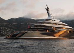 Bill Gates vende il suo yacht di lusso di 119 metri, mai usato, al prezzo di $645 milioni: 15 suite, 7 ponti, 14 balconi, alimentazione a idrogeno