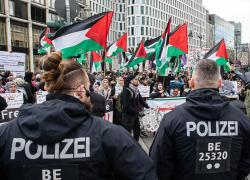 Germania, continua censura pro-Israele, polizia Berlino reprime slogan 'Dal fiume al mare, la Palestina sarà libera', portavoce Dierschke: "Costituisce reato"