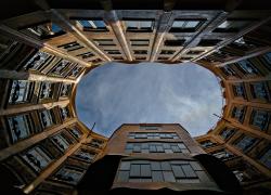Il condominio, un palcoscenico di vita nella narrazione italiana tra teatro, cinema e televisione, dal palazzo popolare napoletano di Eduardo De Filippo alla Garbatella de I Cesaroni
