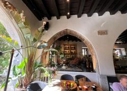 Dopo nove lunghi anni di silenzio, la storica piazza di Pieve di Cadore torna a pulsare grazie alla riapertura del Gran Caffè Tiziano, nel gioiello del Quattrocento, al pian terreno del Palazzo della Magnifica Comunità di Cadore