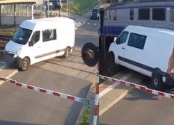 Polonia, tragedia sfiorata: camion Opel incastrato sui binari travolto da treno ad alta velocità: guidatore illeso, nessun ferito - VIDEO
