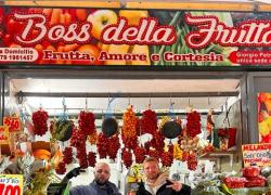 A Napoli la polizia si annoia e in mancanza di deliquenza ( vera) confisca qualche sacco di patata e faglioli secchi al mio Arcimboldo di Via Egiziaca a Pizzofalcone. 
