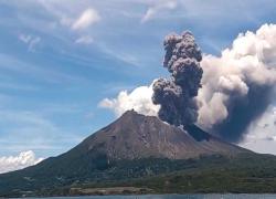 Giappone, doppio disastro: Tokyo sommersa da piogge torrenziali, 360 mila sfollati, mentre vulcano Sakurajima erutta nel sud - VIDEO