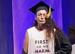 Israele, laureata in medicina Yaeli Harari indossa maglia "Non commettere genocidio" a cerimonia di consegna laurea e giuramento Ippocrate - VIDEO