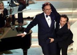 Quando Roberto Benigni palpò Pippo Baudo a Sanremo 2002: "I capelli sono veri, ma il pisello è finto" - VIDEO