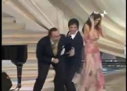Quando Fiorello toccò il pene a Pippo Baudo al Festival di Sanremo 2002, accanto a loro Manuela Arcuri e Vittoria Belvedere - VIDEO