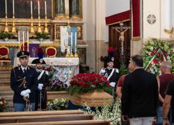 Funerali di Pippo Baudo a Militello in Val di Catania, don Giulio: "Grande sofferenza nelle ultime settimane, era sotto morfina" 