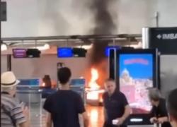 Malpensa, 28enne maliano dà fuoco ad un cestino del Terminal 1 e prende a martellate il banco del check-in, era già stato denunciato - VIDEO