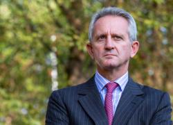OPS Mediobanca-Banca Generali, al via Assemblea, affluenza al 78%, esito incerto; Delfin e Benetton verso astensione, Caltagirone verso il no