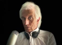 Massimiliano Finazzer Flory da sempre ha visto in Leonardo da Vinci il paradigma della relazione tra arte e tecnica. Prima in scena a Trieste con Gran Serata Futurista, un suo classico dove recita i Manifesti e il Discorso di Roma e Perché son futurista di Papini