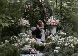 Taylor Swift si sposa, annunciate le nozze con Trevis Kelce, giocatore dei Kansas City Chieds, l'anello di fidanzamento dal valore di 1mln $