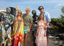 La star hollywoodiana Ali Larter è in vacanza nell’Arcipelago della Maddalena, in Sardegna. L’attrice americana ha pranzato nel ristorante  La Scogliera a Porto Massimo