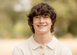 California, 16enne Adam Raine morto suicida, i genitori  fanno causa ad OpenAI: "ChatGpt ha aiutato nostro figlio a uccidersi"