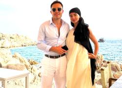 Continua la parata di vip a  La Scogliera a Porto Massimo: ieri hanno pranzato nel locale l’attore e cantante inglese Ed Westwick, diventato famoso per il personaggio di Chuck Bass nella serie Gossip Girl