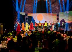 Il Gala della Croce Rossa Italiana ha acceso i riflettori in laguna, tra eleganza, charity e ospiti d’eccezione in occasione dell’82^ Mostra Internazionale d’Arte Cinematografica di Venezia