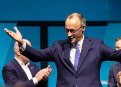 Germania, AfD smaschera Merz: “12.500€ spesi in 3 mesi per l’abbronzatura, 58mila totali dal governo per truccatori e parrucchieri dei politici