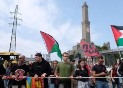 Aiuti per Gaza, a Genova fiaccolata con quarantamila persone, città bloccata e solidarietà alla Palestina