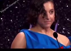 VENEZIA 82, Sarah Friedland ha vinto il Leone del Futuro: "lo accetto nel 336° giorno del genocidio di Israele a Gaza"