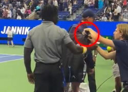 Jannik Sinner, tifoso tenta di rubare dal borsone un ricordo: la sicurezza lo blocca, il tennista gli rivolge uno sguardo glaciale e va via - VIDEO