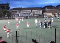 Collegno (Torino), portiere 13enne picchiato dal padre di un avversario al culmine di una rissa: "L'ho fatto per difendere mio figlio" - VIDEO