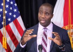 Usa, Florida verso stop a tutti obblighi vaccinali, Surgeon General Ladapo: "Nessuno ha diritto di decidere sui corpi altrui, è schiavitù"