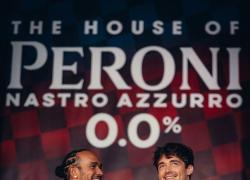 The House of Peroni Nastro Azzurro 0.0%, inaugurata a Milano da Leclerc e Hamilton in vista del Gran Premio di Monza