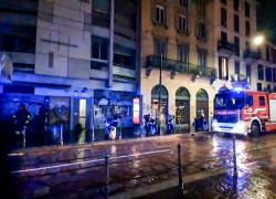 Milano, corso di Porta Ticinese, salvati dai Vigili del fuoco 3 inglesi bloccati di notte sul balcone di casa sotto la pioggia - VIDEO (esclusiva)