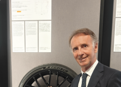 Pirelli riceve il Compasso d’Oro Internazionale ADI 2025 per il P Zero E, primo pneumatico premiato per il design della mobilità