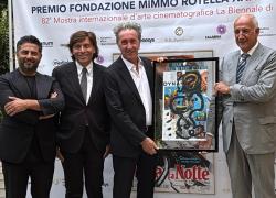 Venezia 82, Paolo Sorrentino riceve il Premio Fondazione Mimmo Rotella alla Collezione Peggy Guggenheim di Venezia
