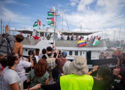 Meloni alla Flotilla: “Usate canali alternativi”, tipo Amazon, piccioni viaggiatori o segnali di fumo