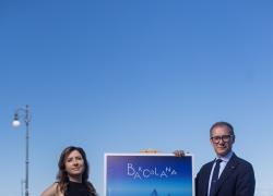 illycaffè e Barcolana, presentato il manifesto di Robert Wilson per la regata 2025, un omaggio al blu, tra luce, mare e appartenenza