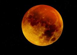 Eclissi totale, la "Luna di sangue" vista da Napoli: l'ingresso nel cono d'ombra della Terra e il colore sempre più rosso - VIDEO