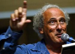 Addio a Stefano Benni, morto a 78 anni dopo “lunga malattia che gli impediva anche di parlare” lo scrittore di Bar Sport