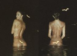 Belen Rodriguez completamente nuda nel mare di notte in Costa Smeralda, l'ultimo bagno bollente prima del ritorno a Milano - FOTO