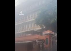 Proteste in Nepal dopo blocco dei social, giovani danno fuoco al parlamento e a case dei politici, 22 morti, premier Oli si dimette - VIDEO