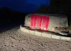Sardegna, proteste contro dipendenti compagnia telefonica Cellcom Israel ospiti nei resort, sospettati di essere "soldati Idf" : vernice rosso sangue su roccia Costa Smeralda
