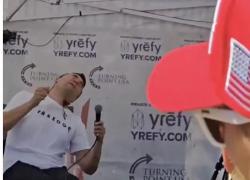 Attentato a Charlie Kirk, il momento in cui l’attivista MAGA viene colpito al collo, lo sparo da edificio a 180m di distanza – VIDEO CHOC