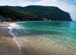 Il caso Marche, una regione di confine, terremotata, misconosciuta, dove la campagna elettorale scorre carsica