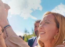 Meloni, Charlie Kirk e la fiera del paradosso: tutti fr*ci con il c*lo degli altri, anche coi fucili