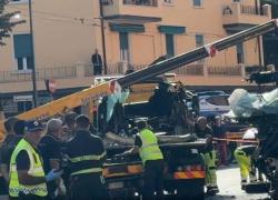 Bologna, Audi rubata con a bordo 2 ragazzi albanesi si schianta contro palo dopo inseguimento polizia: morto 18enne, ferito 19enne – VIDEO