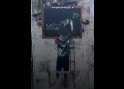 “School Boy”, il murales di Harry Greb contro il genocidio a Gaza, bambino mutilato con zaino in spalla disegna un supereroe che lo salva dai missili - VIDEO
