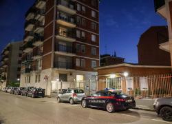Milano, 70enne si getta dal quarto piano per suicidarsi ma cade su 83enne uccidendola: l'uomo sopravvissuto indagato per omicidio colposo