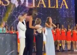 Katia Buchicchio è Miss Italia 2025, il momento della proclamazione e l'abbraccio con le altre finaliste - VIDEO