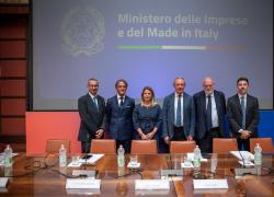 FederlegnoArredo celebrata con un francobollo d’autore di Mauro Bubbico per i suoi 80 anni di eccellenza italiana