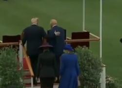 Donald Trump dà una pacca sulla schiena a re Carlo III, il gesto "illegale" infrange una regola rigidissima: "Il Sovrano non si tocca" - VIDEO