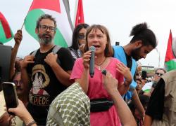 Global Sumud Flotilla, Greta saluta la "Flottiglia" e scappa via: la missione per Gaza affonda tra ritardi, farsa e caos mediterraneo